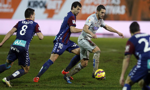 Temporada 14-15. Jornada 21. Eibar-Atlético de Madrid. Koke entre tres rivales.