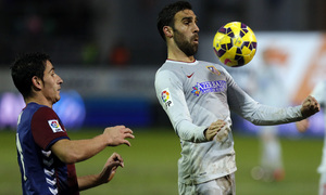 Temporada 14-15. Jornada 21. Eibar-Atlético de Madrid. Gámez controla con el pecho.