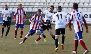 Villa intenta llevarse el esférico ante la presión de los jugadores del Conquense