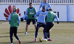 temporada 14/15. Entrenamiento en la ciudad deportiva de Majadahonda. Jugadores realizando rondo con el balón durante el entrenamiento
