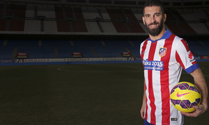Arda Turan posa con la camiseta del derbi, con el logo de Baku 2015