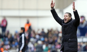 temporada 14/15. Partido Atlético Real Madrid.  Simeone animando desde la banda