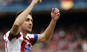 temporada 14/15. Partido Atlético Real Madrid. Siqueira haciendo un gesto a la grada durante el partido