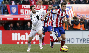 temporada 14/15. Partido Atlético Real Madrid. Gabi controlando un balón durante el partido