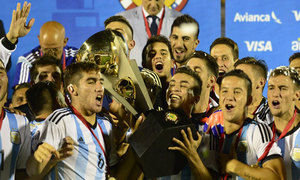 Correa, con el trofeo de campeón Sudamericano Sub 20 conquistado con Argentina
