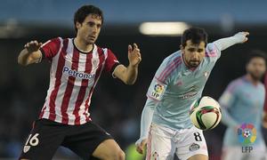 Alex López, jugador del Celta, en una imagen disputando un balón con un jugador del Athletic