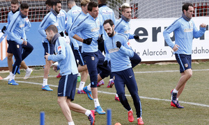 temporada 14/15. Entrenamiento en la ciudad deportiva de Majadahonda.Jugadores estirando durante el entrenamiento