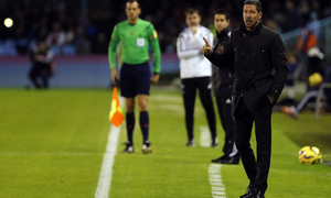 Temporada 14-15. Jornada 23. Celta de Vigo-Atlético de Madrid. Simeone da indicaciones a los jugadores.