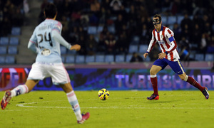 Temporada 14-15. Jornada 23. Celta de Vigo-Atlético de Madrid. Godín saca el balón jugado.