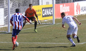 Ndoye encara la portería del Real Unión en el partido que el Atlético B ganó 2-0 a los vascos