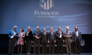 Los premiados en la Gala de la Fundación posan juntos con el presidente Enrique Cerezo al finalizar la Gala