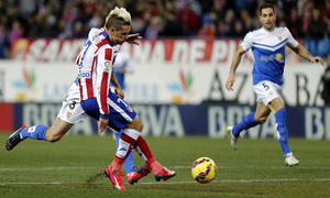 Temporada 14-15. Jornada 24. Atlético de Madrid - Almería. Griezmann  golpea al balón para anotar.