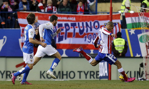 temporada 14/15. Partido Atlético Almería. Miranda golpeando durante el partido.