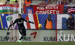 temporada 14/15. Partido Atlético Almería. Moyá golpeando durante el partido.