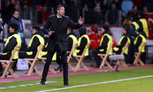 Temporada 14-15. Octavos de Final de Champions League. Bayer Leverkusen-Atlético de Madrid. Simeone dando órdenes a los suyos.