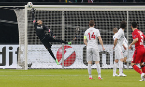 Temporada 14-15. Octavos de Final de Champions League. Bayer Leverkusen-Atlético de Madrid. Moyá atrapa un disparo elevado.