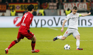 Temporada 14-15. Octavos de Final de Champions League. Bayer Leverkusen-Atlético de Madrid. Gabi busca el desplazamiento en largo.