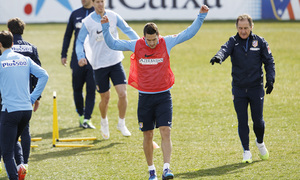 Koke trabaja con el grupo bajo la supervisión del profe Oscar Ortega