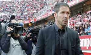 Temporada 14-15. Jornada 25. Sevilla - Atlético de Madrid. Simeone se dispone a saludar a Emery.