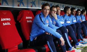 Temporada 14-15. Jornada 25. Sevilla - Atlético de Madrid. Camisetas en el banquillo de ánimo a Saúl.