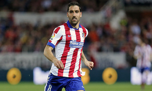 Temporada 14-15. Jornada 25. Sevilla - Atlético de Madrid. Raúl con el balón en los pies.