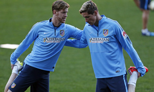 temporada 14/15. Entrenamiento en el estadio Vicente Calderón. Torres y Ansaldi estirando durante el entrenamiento