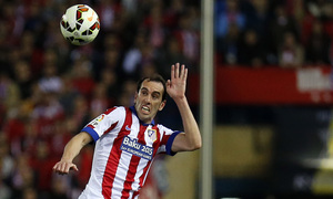 temporada 14/15. Partido Atlético Valencia. Godín despejando un balón durante el partido