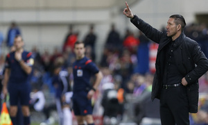 temporada 14/15. Partido Atlético Valencia. Simeone dando órdenes durante el partido