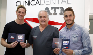 temporada 14/15. Acto presentación Clinica dental Atlética. Cerezo Torres y Koke posan en la inaguración