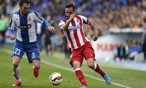 Temporada 14-15. Jornada 27. RCD Espanyol - Atlético de Madrid. Jesús Gámez recorta ante un rival.