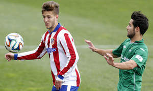 Borja Galán controla el esférico ante la presencia de un jugador del Toledo