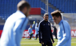 temporada 14/15. Entrenamiento en el estadio Vicente Calderón. Simeone observando durante el entrenamiento