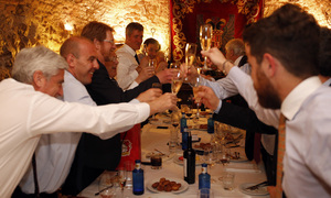 temporada 14/15. Comida de directivas Atl&eacute;tico Bayer. Capit&aacute;n Alatriste