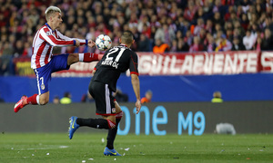 Atlético de Madrid - Bayer Leverkusen. Vuelta de octavos de final. Champions League. Griezmann baja el balón.
