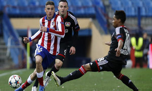 Atlético de Madrid - Bayer Leverkusen. Vuelta de octavos de final. Champions League. Giménez saca el balón jugado.