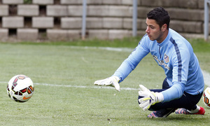 temporada 14/15. Entrenamiento en la ciudad deportiva de Majadahonda. Bernabé parando un balón durante el entrenamiento
