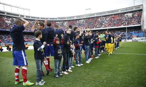 Temporada 14-15. Jornada 28. Atlético de Madrid-Getafe. Los jugadores mostraron camisetas en apoyo al Día del Síndrome de Down.