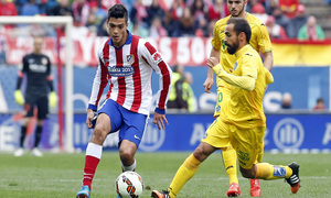 temporada 14/15. Partido Atlético de Madrid Getafe. Raúl Jiménez pasando un balón durante el partido