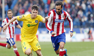 temporada 14/15. Partido Atlético de Madrid Getafe. Gámez pasando un balón durante el partido