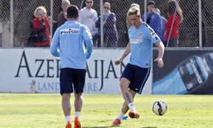 temporada 14/15. Entrenamiento en la ciudad deportiva de Majadahonda. Torres con el  balón durante el entrenamiento