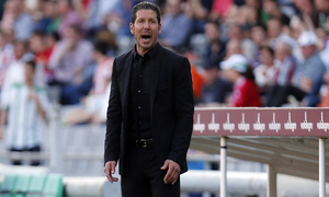 Temporada 14-15. Jornada 29. Córdoba - Atlético de Madrid. Simeone durante un momento del partido.