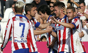 Temporada 14-15. Jornada 29. Córdoba - Atlético de Madrid. Los compañeros felicitan a Saúl tras su gol.