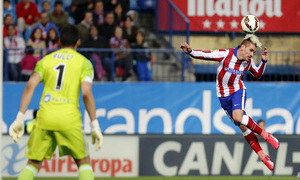 temporada 14/15. Partido Atlético de Madrid Real Sociedad. Griezmann disparando a puerta de cabeza durante el partido