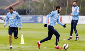 temporada 14/15. Entrenamiento en la ciudad deportiva de Majadahonda. Juanfran realizando ejercicios con balón durante el entrenamiento
