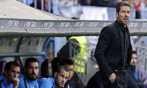 Temporada 14-15. Jornada 31. Málaga -Atlético de Madrid. Simeone, en un instante del encuentro.