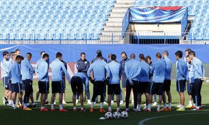 temporada 14/15. Entrenamiento en el estadio Vicente Calderón. Jugadores escuchando a Simeone durante el entrenamiento
