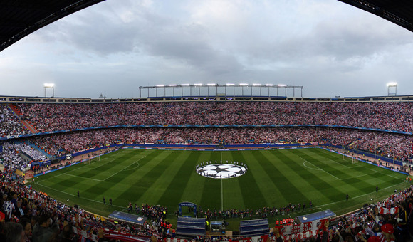 Champions League 2014-15. Atl&eacute;tico de Madrid - Real Madrid. Tifo de bufandas de la afici&oacute;n en el estadio Vicente Calder&oacute;n.