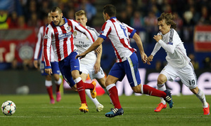 temporada 14/15. Partido Atlético de Madrid Real Madrid. Champions League. Mario con el balón durante el partido