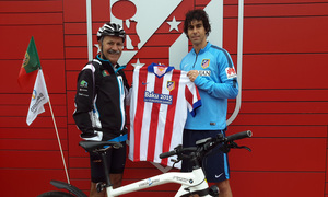 Tiago posa con Jorge Cristovao, ciclista portugués que promociona con un viaje en bici Baku 2015