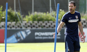 temporada 14/15. Entrenamiento en la ciudad deportiva de Majadahonda. Simeone dando órdenes durante el entrenamiento